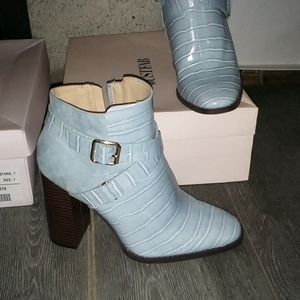 Women's heels size 7 zeppelin light blue